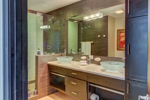 Apartment, 3 Schlafzimmer, Nichtraucher, Strandblick | Badezimmer | Dusche, kostenlose Toilettenartikel, Haartrockner, Handtücher