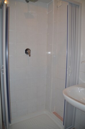 Bathroom shower - Cristina's Residence (Rome)