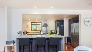 House, 3 Bedrooms | In-room dining