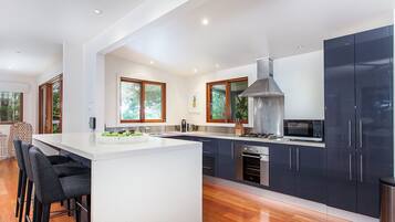 House, 3 Bedrooms | Private kitchen | Fridge, microwave, oven, stovetop