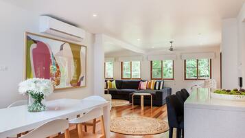 House, 3 Bedrooms | In-room dining
