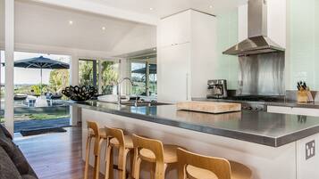 House, 5 Bedrooms | Private kitchen | Coffee/tea maker, fridge, microwave, oven