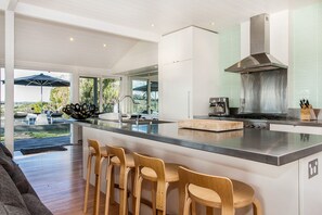 House, 5 Bedrooms | Private kitchen | Fridge, microwave, oven, stovetop