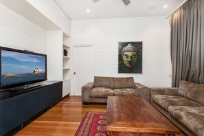 House, 5 Bedrooms | Living room | TV, fireplace