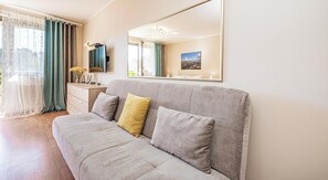 Lägenhet Junior | 1 sovrum, individuell inredning, unika möbler och mörkläggningsgardiner