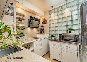 Tavanomainen huoneisto | Yksityinen keittiö | Jääkaappi, mikroaaltouuni, liesi, astianpesukone