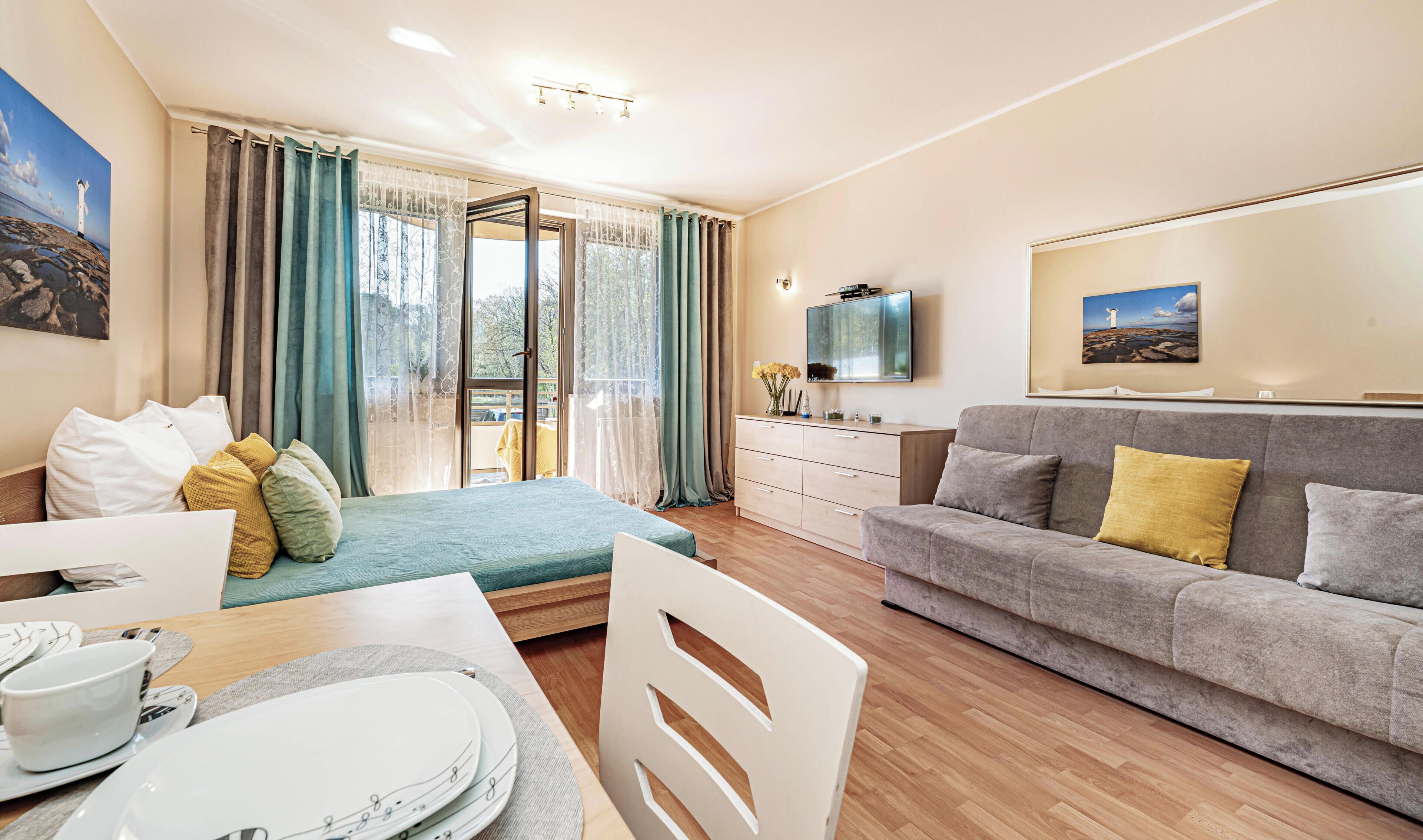 Lägenhet Junior | 1 sovrum, individuell inredning, unika möbler och mörkläggningsgardiner