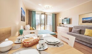 Lägenhet Junior | 1 sovrum, individuell inredning, unika möbler och mörkläggningsgardiner