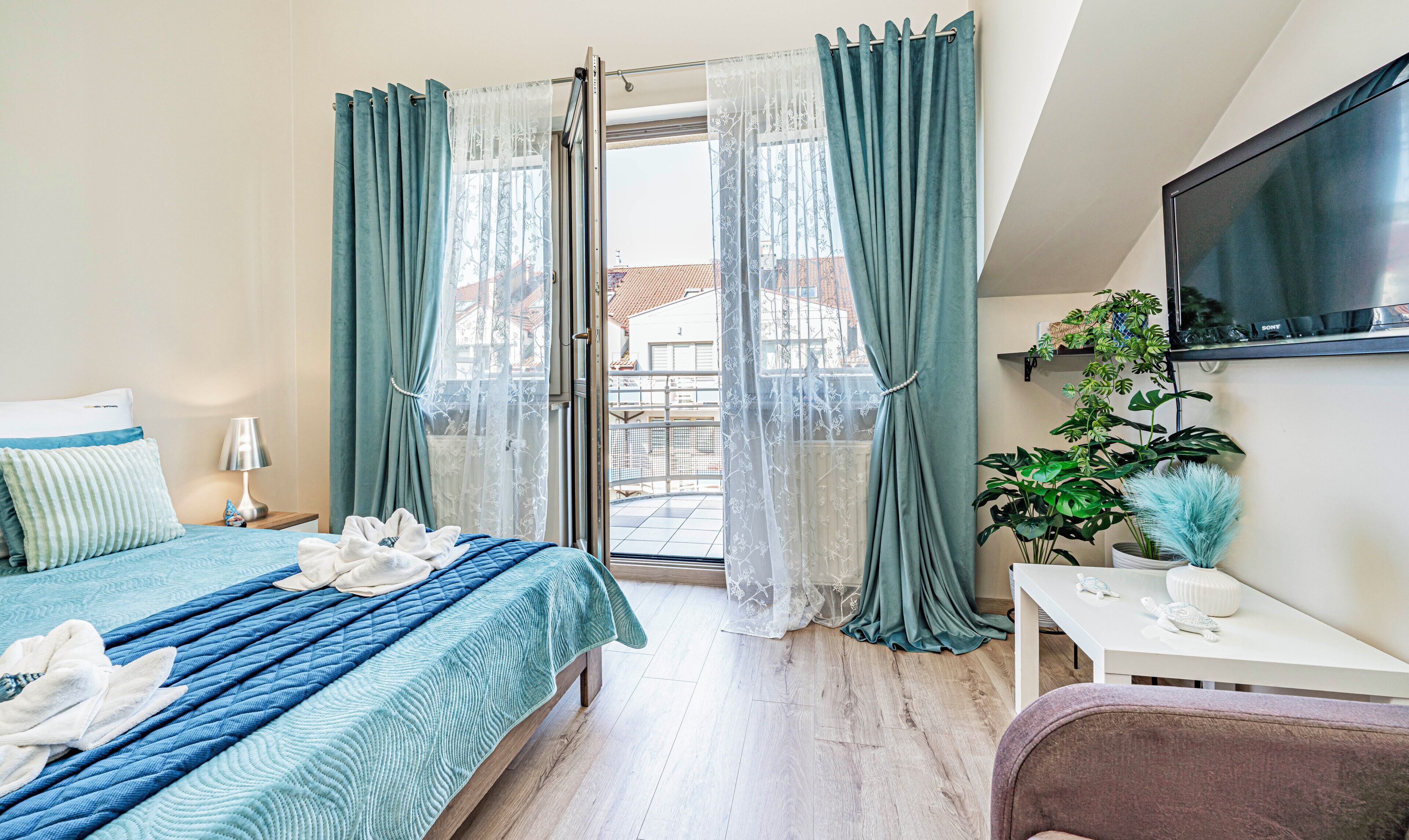 Lägenhet Junior | 1 sovrum, individuell inredning, unika möbler och mörkläggningsgardiner