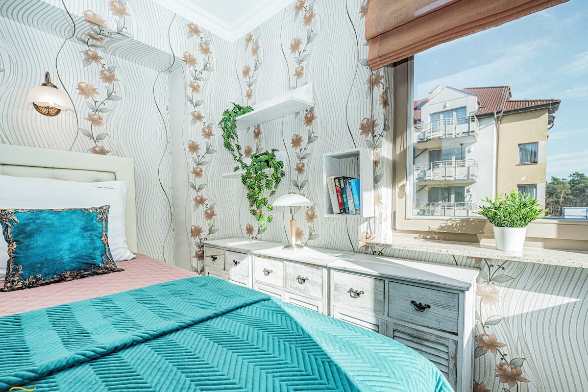 Traditionell lÀgenhet | 1 sovrum, individuell inredning, unika möbler och mörklÀggningsgardiner