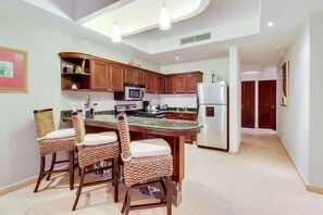 Comfort Apartment, 3 Bedrooms, Non Smoking, Beach View | In-room dining - Bahia Encantada F2 (Jacó)