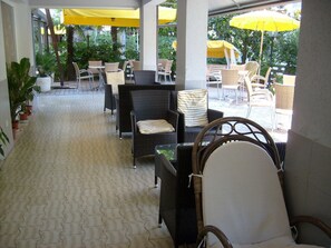 Outdoor dining - Hotel Giunchi (Cervia)