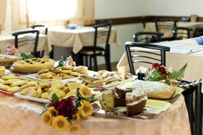 بوفيه فطور مجانًا يوميًا