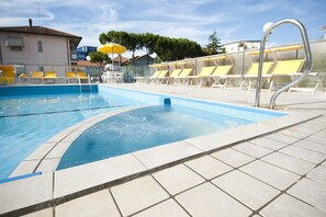 Sesongbasert utendørsbasseng