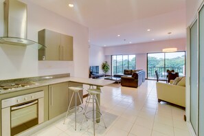 Refrigerador con freezer, microondas, horno, placa de cocina