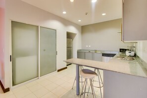 Refrigerador con freezer, microondas, horno, placa de cocina