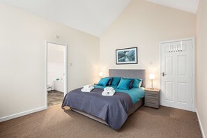 Elite Penthouse, 3 Bedrooms, 2 Bathrooms, Executive Level | 1 bedroom, individually decorated, individually furnished, desk - Magical Penthouse Next to Arena (Nottingham)