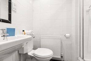 Appartement Penthouse Élite, 3 chambres, 2 salles de bains, secteur Affaires | Salle de bain | Baignoire et douche séparées, articles de toilette griffés