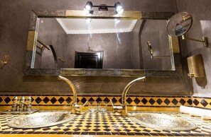 Kostenlose Toilettenartikel, Haartrockner, Handtücher