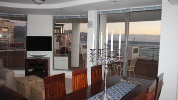 Familienapartment | Essbereich im Zimmer