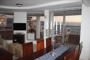Family Apartment | In-room dining - Hibernian Towers 505 Apartments (Cape Town)