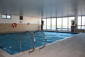Una piscina cubierta, una piscina al aire libre