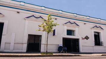 Vista frontal de la propiedad