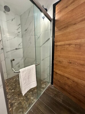 Shower, free toiletries, towels - Mansion Azul Cholula (San Pedro Cholula)