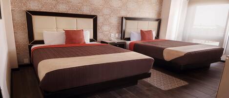 Une chambre d’hôtel avec deux lits, chacun doté d’une tête de lit, d’une table de chevet et d’un téléphone.
