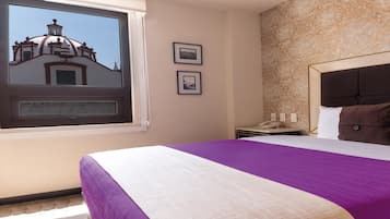 Habitación doble, 1 cama de matrimonio | Ropa de cama de alta calidad, caja fuerte, escritorio