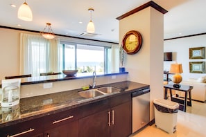 Comfort Apartment, 2 Bedrooms, Non Smoking, Beach View | Private kitchen | Fridge, microwave, oven, stovetop - Diamante del Sol 402S (Jacó)