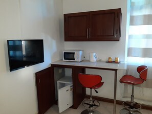 Suite Deluxe, 1 dormitori | Sala d'estar | Televisor LED de 40 polzades amb canals per satèl·lit i televisor 