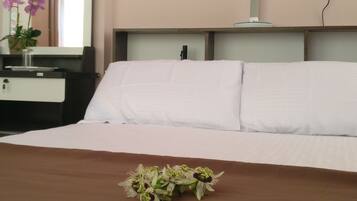 Habitación, vista parcial al mar | 1 habitación, ropa de cama de alta calidad y minibar