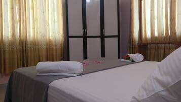 Værelse - delvis havudsigt | 1 soveværelse, premium-sengetøj, minibar, pengeskab på værelset