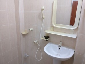Zimmer, eingeschränkter Meerblick | Badezimmer | Dusche, kostenlose Toilettenartikel, Haartrockner, Handtücher