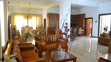 Área de estar no saguão