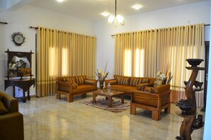 Deluxe-Villa, 5 Schlafzimmer, Poolblick | Wohnbereich | Fernseher