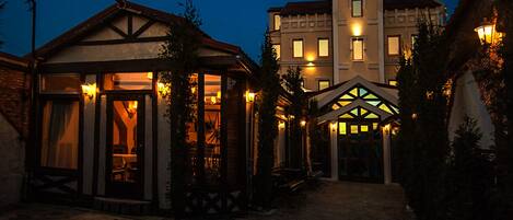 Façade de lâhĂ©bergement - soirĂ©e/nuit