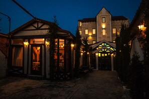 Bagian depan properti - sore/malam