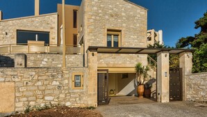 Un bâtiment en pierre au design moderne, doté d’une grande fenêtre et d’une porte.