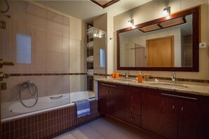 豪華別墅, 4 間臥室, 私人泳池, 海景 | 浴室 | 獨立浴缸和淋浴設備、全浸式浴缸、免費盥洗用品、吹風機