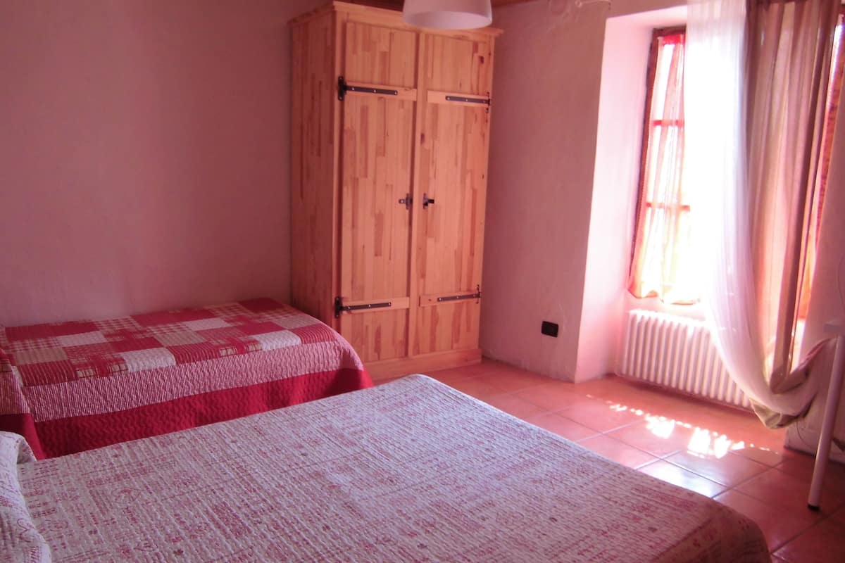 Triple Room, Mountain View (Private External Bathroom) | 1 bedroom, desk, free WiFi, bed sheets
