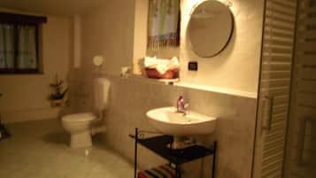 Appartement, uitzicht op bergen | Badkamer | Een douche, gratis toiletartikelen, een haardroger, handdoeken