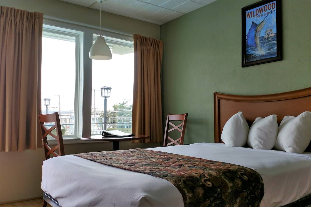 Efficiency Room, 2 Queen Beds, Kitchenette | 객실 내 금고, 암막 커튼, 다리미/다리미판, 무료 WiFi