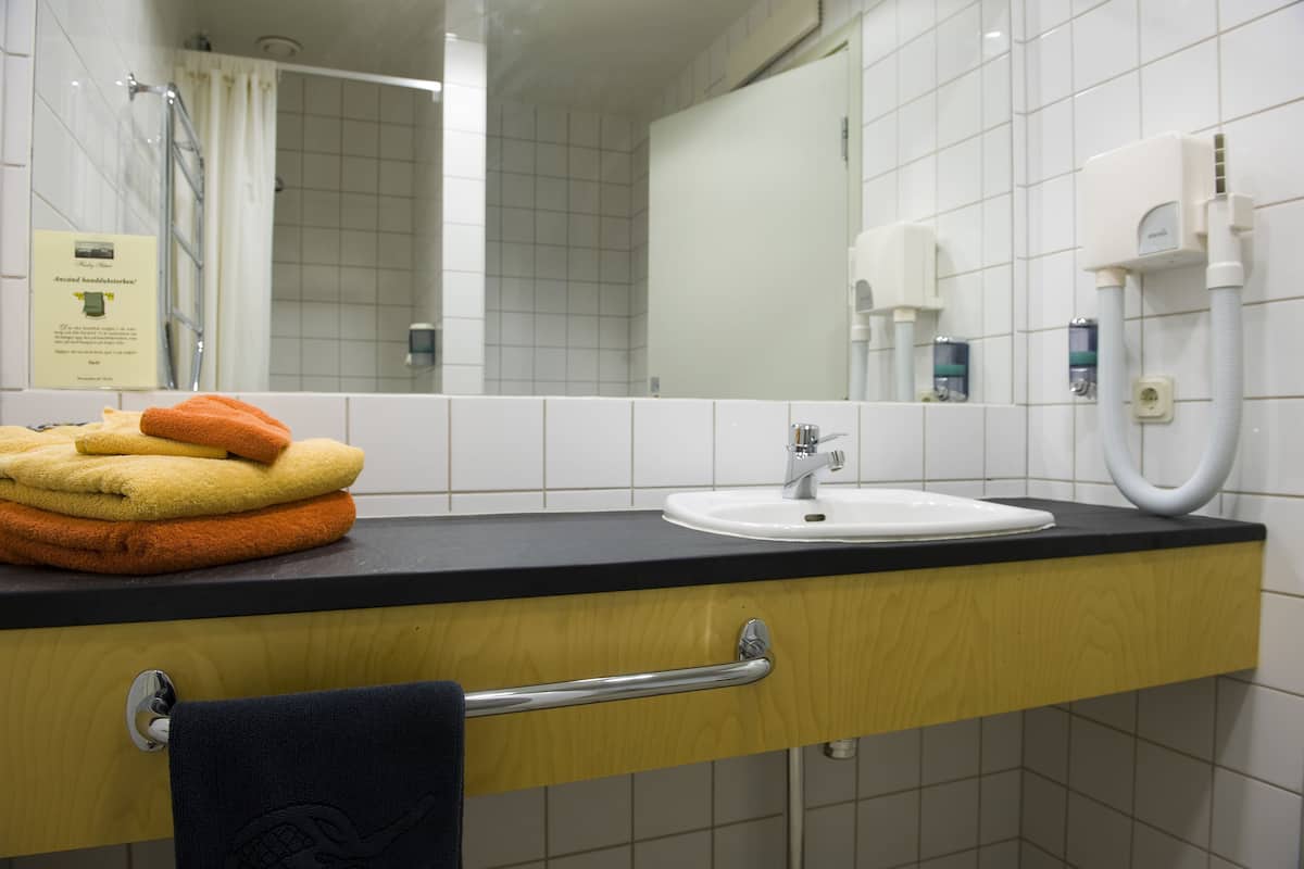 double room | bathroom | shower, free toiletries, hair dryer, towels
