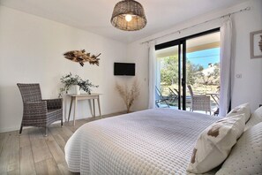 Phòng đôi | Bộ đồ giường cao cấp, bàn, khu vực làm việc phù hợp cho laptop 