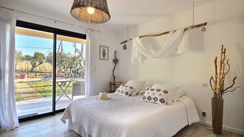 Kamar Double | Seprai premium, meja kerja, dan ruang kerja ramah laptop