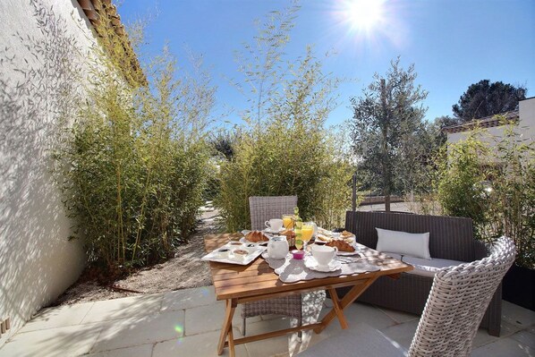 Outdoor dining - La Villa aux Oliviers (Flayosc)