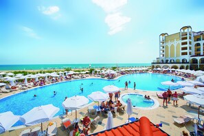 Una piscina techada, una piscina al aire libre