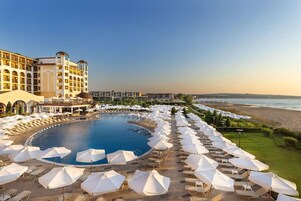 Una piscina techada, una piscina al aire libre